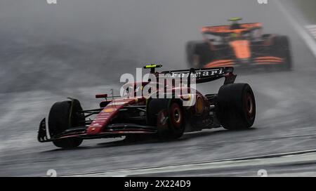Shanghai, China. April 2024. Ferraris spanischer Fahrer Carlos Sainz tritt am 19. April 2024 beim Sprint-Qualifying des Formel-1-Grand Prix in China auf dem Shanghai International Circuit an. Quelle: Xia Yifang/Xinhua/Alamy Live News Stockfoto
