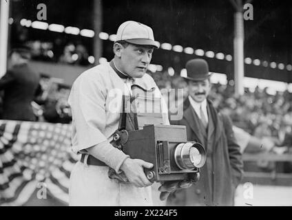 Deutschland Schaefer, Washington AL (Baseball), 1911. Herman A. „Germany“ Schaefer (1876–1919), einer der unterhaltsamsten Charaktere der Baseballgeschichte, probiert die andere Seite der Kamera während des Besuchs der Washington Senators aus, um die New York Highlanders im April 1911 zu spielen. Deutschland Schaefer, ein vielseitiger Infield-Spieler und schneller Baserunner, spielte den größten Teil seiner Karriere bei den Detroit Tigers und den Washington Senators. Bei der Kamera handelt es sich um eine 5x7 Press Graflex-Kamera mit einer Modifikation für das große Objektiv. Die Kamera wurde von der Folmer &amp; Schwing Division von Eastman Kodak Co. Produziert Stockfoto