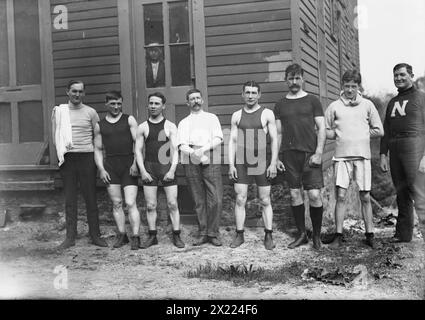 Trainer Hayes; Warnes; Allen; SEC'y Calver; Spenceley; Parks; Erskine; Murray Trainer, zwischen 1910 und 1915. Zeigt britische Boxer wie Rueben Charles „Rube“ Warnes (1875–1961), W. Allen, R. Erskine, A. Spenceley, F. Parks mit E.T. Calver, Sekretär der Amateur Boxing Association. Stockfoto