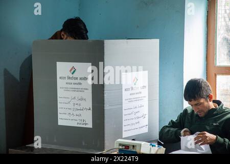 Während der ersten Phase der Parlamentswahlen in Lok Sabha, oder Unterhaus, in einem hügeligen Dorf in Banihal, einem Gebiet im Bezirk Ramban des Wahlkreises Udhampur, gibt ein Mann seine Stimme hinter einem Wahlraum in einem Wahlhaus ab. Die Parlamentswahlen 2024 in Lok Sabha (Unterhaus des Parlaments) sind die ersten großen Wahlen in Jammu und Kaschmir, seit Neu-Delhi 2019 Artikel 370, den halbautonomen Sonderstatus der Region, widerrief. Die Abstimmung in Indien, der größten Demokratie der Welt, soll zwischen dem 19. April und dem 1. Juni 2024 in sieben Phasen stattfinden Stockfoto