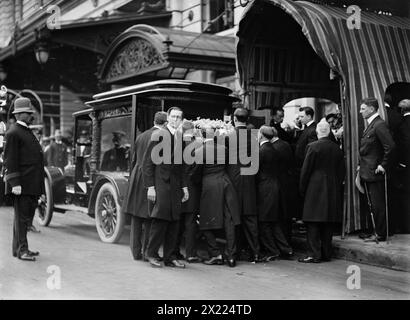 J.W. Gates Funeral, New York City, 1911. Zeigt Personen und Autos vor dem Plaza Hotel, New York City, zur Beerdigung des Finanziers John Warne Gates (1855-1911). Stockfoto