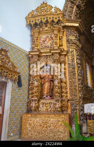 Imressiver vergoldeter Altar, Kirche Vera Cruz von Aveiro in Portugal. Eine berühmte portugiesische Stadt, die für ihren Fluss und ihre Kanäle bekannt ist. Aveiro ist die Hauptstadt Stockfoto