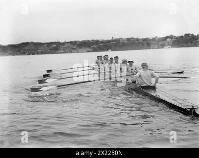 Cornell Varsity, Po'k'psie, 17.6.11.1911. Zeigt das Cornell Varsity Crew Team auf dem Hudson River in Poughkeepsie, New York. Stockfoto