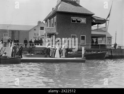 N.Y. Yacht Club Landing - Newport J.J. Astor &amp; Party, zwischen 1910 und 1915. Stockfoto