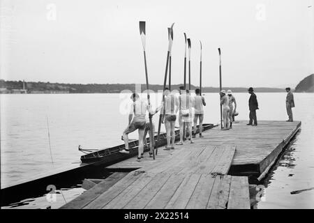 Cornell Varsity, 1911, Po'k'psie, 1911. Zeigt das Cornell Varsity Crew Team auf dem Hudson River in Poughkeepsie, New York. Stockfoto