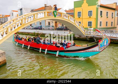 Touristen auf einem Boot, das durch den Central Canal segelt. Malerische und wunderschöne Kleinstadt Aveiro in Portugal. Eine berühmte portugiesische Stadt, die für ihre Rive bekannt ist Stockfoto