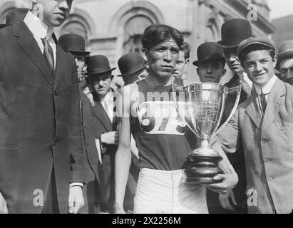 Lewis Tewanima, 1911. Zeigt den Hopi-amerikanischen Langstreckenläufer und Olympiasieger Louis Tewanima (1888–1969), nachdem er am 6. Mai 1911 in New York City einen Marathon gewonnen hatte. Stockfoto