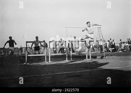 J.J. Eller gewinnt 120 Yd. Hürde 1911, 1911. John Jacob („Jack“ oder J.J.) Eller Jr. (1883–1967), ein US-amerikanischer Leichtathlet, der am 120 16. September 1911 im Celtic Park in Queens, New York City teilnahm. Stockfoto