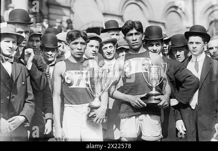 Tewanima (Sieger), Arquette (5. Platz), 1911. Zeigt Hopi American Langstreckenläufer und Olympiasieger Louis Tewanima (1888–1969) und Mitchell Arquette, Mitglied des Langlaufteams der Carlise Indian School, nach dem Marathon in New York City am 6. Mai 1911. Stockfoto