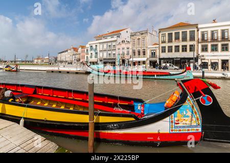 Farbenfrohe Häuser am Canal Central. Malerische und wunderschöne Kleinstadt Aveiro in Portugal. Eine berühmte portugiesische Stadt, die für ihren Fluss und ihre Kanäle bekannt ist. Aveiro Stockfoto