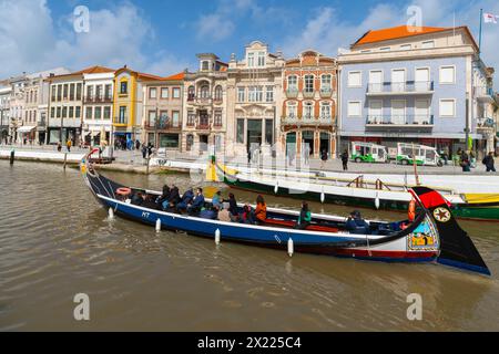 Farbenfrohe Häuser am Canal Central. Malerische und wunderschöne Kleinstadt Aveiro in Portugal. Eine berühmte portugiesische Stadt, die für ihren Fluss und ihre Kanäle bekannt ist. Aveiro Stockfoto