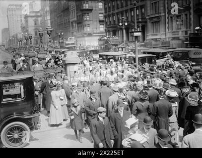 5th Ave. - Ostern 1911. Die 5th Avenue Easter Parade - der Sonntagmorgen Fifth Avenue Oster Bonnet Spaziergang. Stockfoto