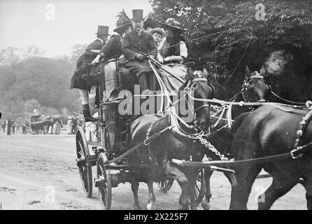 Lord Leconfield und Coach, zwischen 1910 und 1915. Zeigt Charles Henry Wyndham, 3. Baron Leconfield GCVO (1872–1952), ein britischer Peer, Offizier und Politiker. Stockfoto