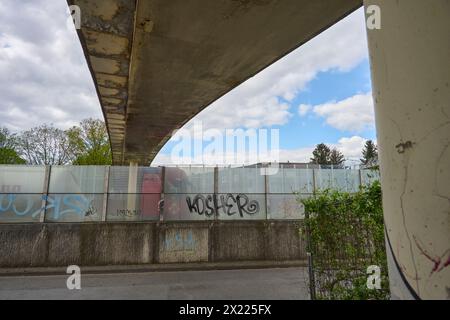 Ende April 2024 soll die Fußgänger Brücke über die A40 in Essen Frillendorf abgerissen werden. Dafür wird an dem Wochenende die A40 gesperrt. Im Verla Stockfoto