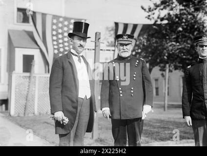 SEC'y Stimson, General F.D. Grant, 1911. Zeigt General Frederick Dent Grant, Befehlshaber auf Governors Island, zusammen mit Kriegsminister Henry I. Stimson, wahrscheinlich anlässlich der jährlichen Rasenpartei, die von der Army Relief Society gesponsert wurde, die Geld für Witwen und Waisen von Offizieren und Männern der regulären Armee sammelte. Stockfoto