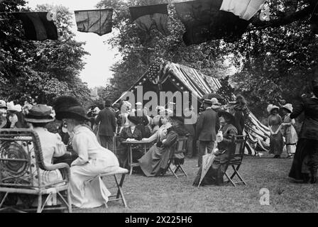 Garden Party, Governor's Island, 1911. Zeigt eine jährliche Rasenparty, möglicherweise 1911, gesponsert von der Army Relief Society, die Geld für Witwen und Waisen von Offizieren und Soldaten der regulären Armee sammelte. Stockfoto