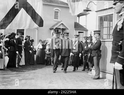 Secy Stimson &amp; General Grant auf der Rasentour, Gov's Island., 1911. Zeigt General Frederick Dent Grant, Befehlshaber auf Governors Island, zusammen mit Kriegsminister Henry I. Stimson, wahrscheinlich anlässlich der jährlichen Rasenpartei, die von der Army Relief Society gesponsert wurde, die Geld für Witwen und Waisen von Offizieren und Männern der regulären Armee sammelte. Stockfoto