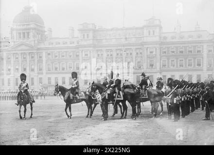 König Georg V. bei Trooping of Colors, Mai 1911. Zum ersten Mal im Mai 1911 vor dem Admiralty Extension Building. Sowohl der König als auch der Herzog von Connaught trugen die Uniform der Grenadiergarde. Auch der Maharaja von Bikaner nahm Teil. Stockfoto