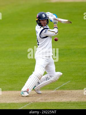 Alex Davies aus Warwickshire schlägt am ersten Tag des Spiels der Vitality County Championship im Utilita Bowl in Southampton. Bilddatum: Freitag, 19. April 2024. Stockfoto