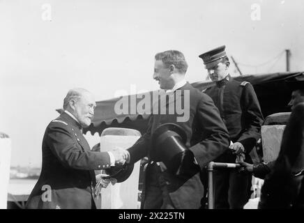 General F.D. Grant; SEC'y Stimson, 1911. Zeigt General Frederick Dent Grant, Befehlshaber auf Governors Island, begrüßt Kriegsminister Henry I. Stimson, wahrscheinlich anlässlich der jährlichen Rasenpartei, die von der Army Relief Society gesponsert wurde, die Geld für Witwen und Waisen von Offizieren und Männern der regulären Armee sammelte. Stockfoto