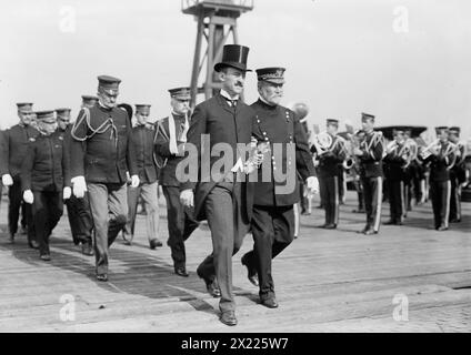 SEC'y Stimson &amp; General Grant, Lawn Party, Gov's Island, 1911. Zeigt General Frederick Dent Grant, Befehlshaber auf Governors Island mit Kriegsminister Henry I. Stimson, wahrscheinlich anlässlich der jährlichen Rasenpartei, die von der Army Relief Society gesponsert wurde, die Geld für Witwen und Waisen von Offizieren und Männern der regulären Armee sammelte. Stockfoto