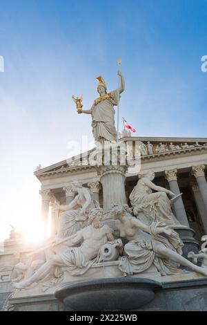 Pallas Athene Statue vor dem österreichischen Parlament in Wien, Österreich, Europa. Stockfoto