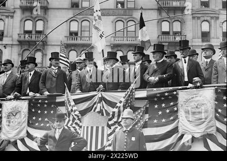 Dougherty, Dix, Gaynor, Cropsey, General Grant, zwischen 1910 und 1915. Zeigt George Samuel Daugherty, John Alden Dix, Gouverneur von New York, New Yorker Bürgermeister William Jay Gaynor, Polizeikommissar James A. Cropsey und General Frederick Dent Grant. Stockfoto