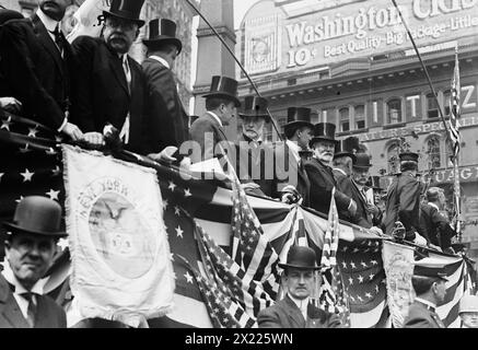 Dix, Gaynor, Cropsey, General Grant, zwischen 1910 und 1915. Zeigt John Alden Dix, Gouverneur von New York, New Yorker Bürgermeister William Jay Gaynor, Polizeikommissar James A. Cropsey und General Frederick Dent Grant. Stockfoto