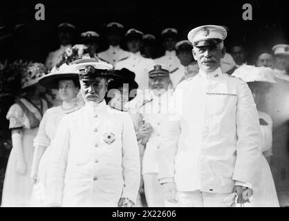 Togo in West Point mit General Barry, 1911. Zeigt den japanischen Marineheld Admiral Togo Heihachiro mit Generalmajor Thomas Henry Barry, Superintendent der US-Militärakademie, die Admiral Togo im August 1911 in West Point, New York, ehrte. Stockfoto