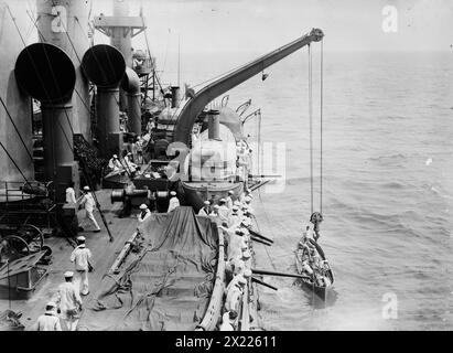 Boat Drill auf der USS Washington, zwischen 1910 und 1915. Die USS Washington wurde im November 1916 in Seattle umbenannt. Stockfoto