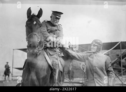 Ward sagt Gutes bis General Grant, 1911. Zeigt den Piloten James J. Ward in New York am Start des Hearst Transcontinental Fluges, der sich mit Generalmajor Frederick Dent Grant (1850–1912) die Hand schüttelt. Stockfoto