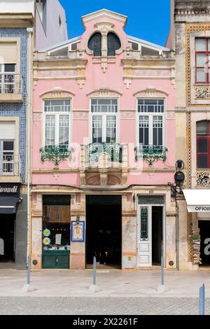 Farbenfrohes Haus am Canal Central. Malerische und wunderschöne Kleinstadt Aveiro in Portugal. Eine berühmte portugiesische Stadt, die für ihren Fluss und ihre Kanäle bekannt ist. Aveiro Stockfoto