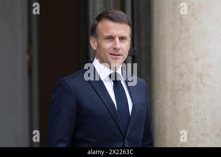 Paris, Frankreich. April 2024. Der französische Präsident Emmanuel Macron wartet auf die Ankunft des libanesischen Ministerpräsidenten, bevor er am 19. April 2024 im Elysee-Palast in Paris zusammentrefft. Foto: Raphael Lafargue/ABACAPRESS.COM Credit: Abaca Press/Alamy Live News Stockfoto