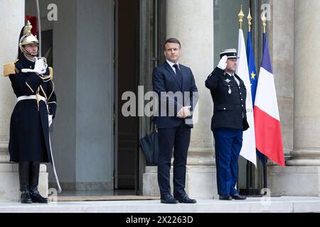 Paris, Frankreich. April 2024. Der französische Präsident Emmanuel Macron wartet auf die Ankunft des libanesischen Ministerpräsidenten, bevor er am 19. April 2024 im Elysee-Palast in Paris zusammentrefft. Foto: Raphael Lafargue/ABACAPRESS.COM Credit: Abaca Press/Alamy Live News Stockfoto