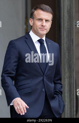 Paris, Frankreich. April 2024. Der französische Präsident Emmanuel Macron wartet auf die Ankunft des libanesischen Ministerpräsidenten, bevor er am 19. April 2024 im Elysee-Palast in Paris zusammentrefft. Foto: Raphael Lafargue/ABACAPRESS.COM Credit: Abaca Press/Alamy Live News Stockfoto