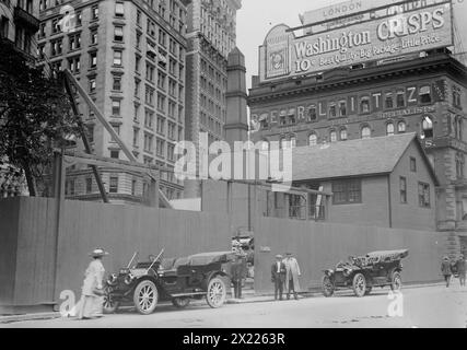 Aquädukt-Schacht, Broadway, zwischen 1910 und 1915. Zeigt die Ausgrabungsstätte des New York City Aquädukts am Broadway. Stockfoto