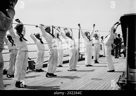 Kriegsspiel-Übung auf der USS Seattle zwischen 1910 und 1915. Zeigt Drilll auf der USS Washington, die im November 1916 in Seattle umbenannt wurde. Stockfoto