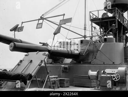 Kriegsspiel - 10 Zoll Waffenübung - USS Seattle, zwischen 1910 und 1915. Zeigt die USS Washington, die im November 1916 in Seattle umbenannt wurde. Stockfoto