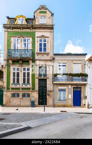 Malerische und wunderschöne Kleinstadt Aveiro in Portugal. Eine berühmte portugiesische Stadt, die für ihren Fluss und ihre Kanäle bekannt ist. Aveiro ist die Hauptstadt der Beira Litor Stockfoto