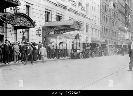 Plaza Hotel - Gates Funeral, 1911. Zeigt Personen und Autos vor dem Plaza Hotel, New York City, zur Beerdigung des Finanziers John Warne Gates (1855-1911). Stockfoto