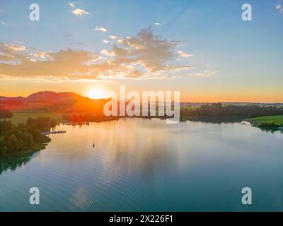 Luftaufnahme des Forggensees im Abendlicht, Allgäuer Alpen, Ostallgäu, Schwaben, Alpen, Voralpen, Bayerische Alpen, Allgäu, Schwaben, Oberschwaben, Nord-L Stockfoto