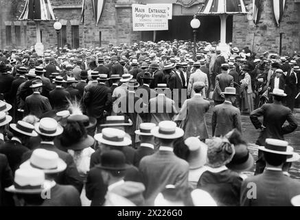 Menschenmenge vor der Convention Hall, Baltimore, MD, 1912. 1912 Democratic National Convention im Fifth Regiment Armory, Baltimore, Maryland, vom 25. Juni bis 2. Juli. Stockfoto