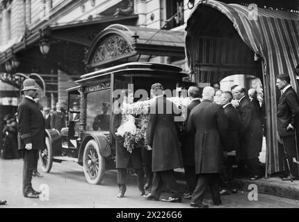 Gates Funeral N.Y., 1911. Zeigt Personen und Autos vor dem Plaza Hotel, New York City, zur Beerdigung des Finanziers John Warne Gates (1855-1911). Stockfoto