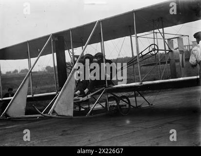 Sopwith &amp; Mrs. Chudoba, weibliche Passagierin, 1911. Zeigt den Piloten Thomas Sopwith (1888–1989) in einem Flugzeug. Stockfoto