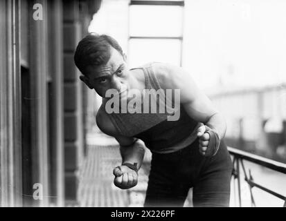 Leach Cross, zwischen C1910 und C1915. Zeigt den amerikanischen Leichtgewicht-Boxer Leach Cross (1886–1957), dessen Geburtsname Louis Charles Wallach war. Stockfoto