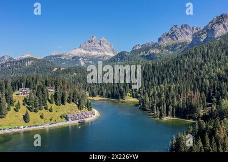 Luftaufnahme des Misurinasees mit drei Zinnen und Cadin Gipfeln, Provinz Belluno, Südtirol, Alpen, Dolomiten, Ampezzo Dolomiten Natur Stockfoto