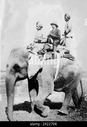 Die Jagd des Königs Kaiser in Indien, 1911. Zeigt George V. von England, der im Dezember 1911 nach Indien reiste, um als König-Kaiser von Indien eingesetzt zu werden, auf einer Jagdreise in Nepal im Dezember 1911. Stockfoto