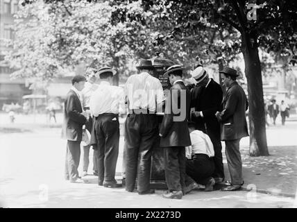 Eiswasser im Park--heißer Tag, N.Y.C., zwischen 1910 und 1915. Stockfoto