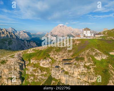 Auronzo-Hütte vor den Gipfeln der Cadini-Gruppe (2839 m) im Naturpark drei Zinnen, Auronzo di Cadore, Provinz Belluno, Südtirol, Süd-T Stockfoto