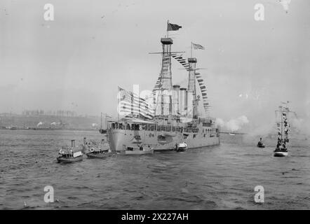 CONNECTICUT U.S.N. SALUTING MAYFLOWER, 1914. Zeigt das Schlachtschiff Connecticut, das die Präsidentenjacht Mayflower begrüßt. Wahrscheinlich Teil eines Marineberichts für Präsident William Howard Taft in New York City, 14. Oktober 1912. Stockfoto